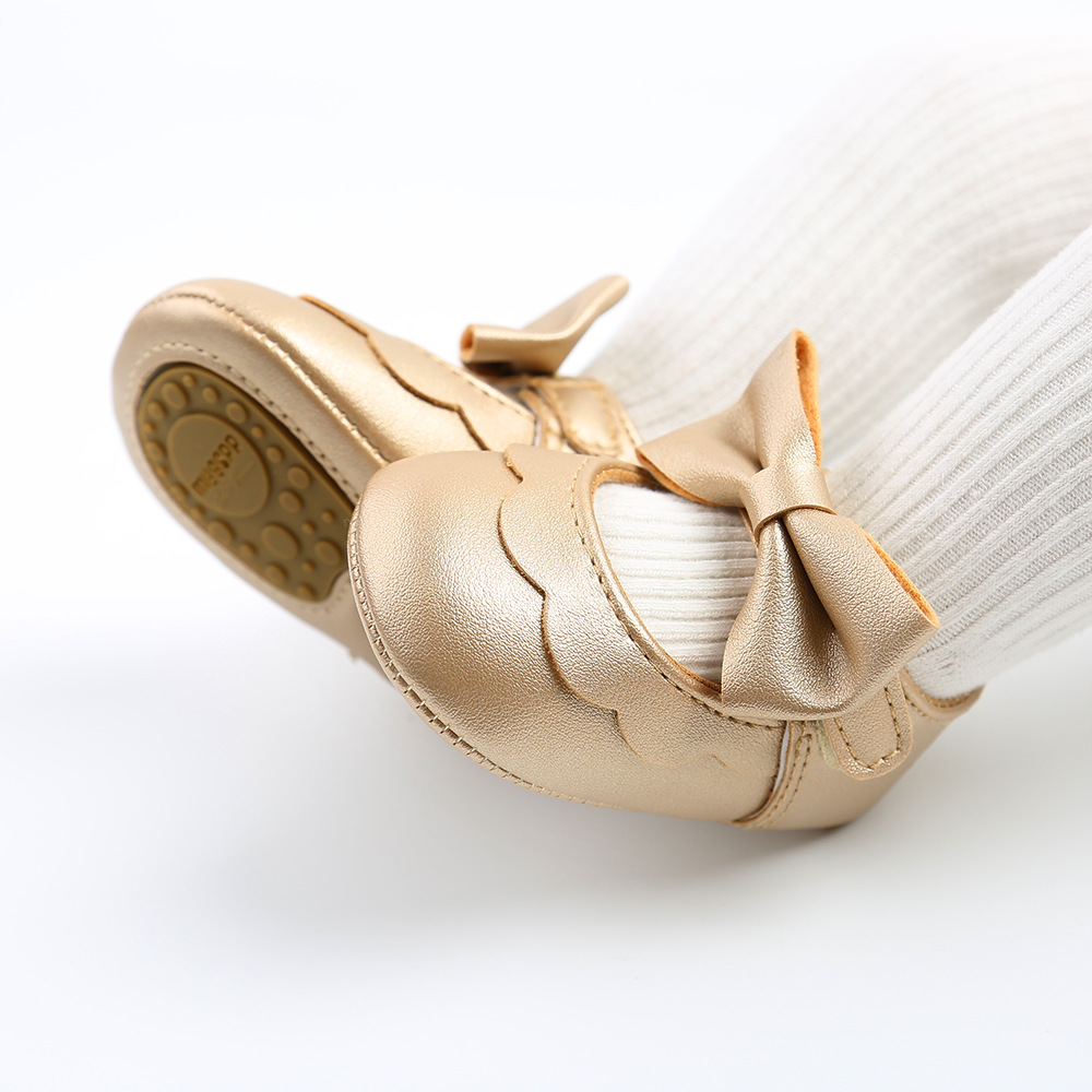 Yeni bebek ayakkabıları erkek bebek kız ayakkabı deri kau&ccedil;uk taban kaymaz y&uuml;r&uuml;meye başlayan ilk y&uuml;r&uuml;y&uuml;şe bebek beşik ayakkabı yenidoğan kız mokasen