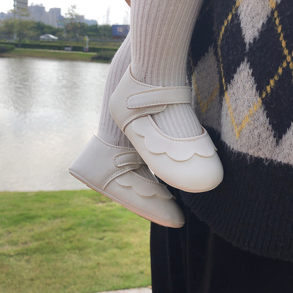 Yeni bebek ayakkabıları erkek bebek kız ayakkabı deri kau&ccedil;uk taban kaymaz y&uuml;r&uuml;meye başlayan ilk y&uuml;r&uuml;y&uuml;şe bebek beşik ayakkabı yenidoğan kız mokasen